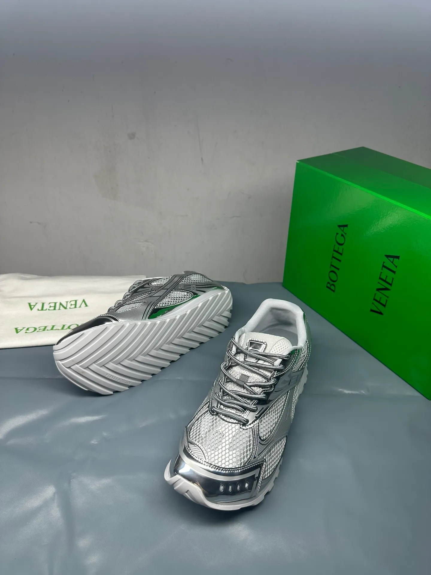 👟👟Ex-factory price 600👟👟 Men's size +10 Real photos 🔥🔥BV Orbit sneakers Wang Yibo's same style couple's dad shoes Runner sneakers, made of lightweight technical mesh fabric. Matched with geometric pattern designed rubber outsole, Wang Zha series high version. Look for the package technology. It is actually a lot taller, but the legs are still slim. Very nice, playable and durable. Matched to the standard💯 Package shoe technology. Look for the high version. The outsole is made of color-blocked TPU outsole. Women's model 35 36 37 38 39 40 41 42 (40 41 42 43 44 45 customized) (Customer logo can be accepted without refund or exchange at a favorable price) Equipped with original packaging